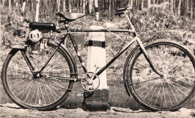 Велосипед производства Минского велозавода с экспериментальным мотором "МД-65"